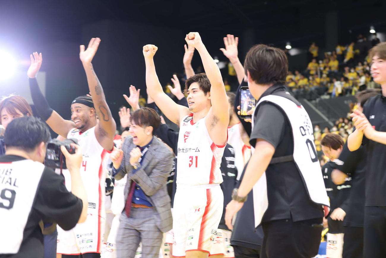 宇都宮対千葉J　要所で3本の3点シュートを決めて勝利に貢献した千葉Jの原（中央）は試合後に喜びを爆発させる（撮影・沢田啓太郎）