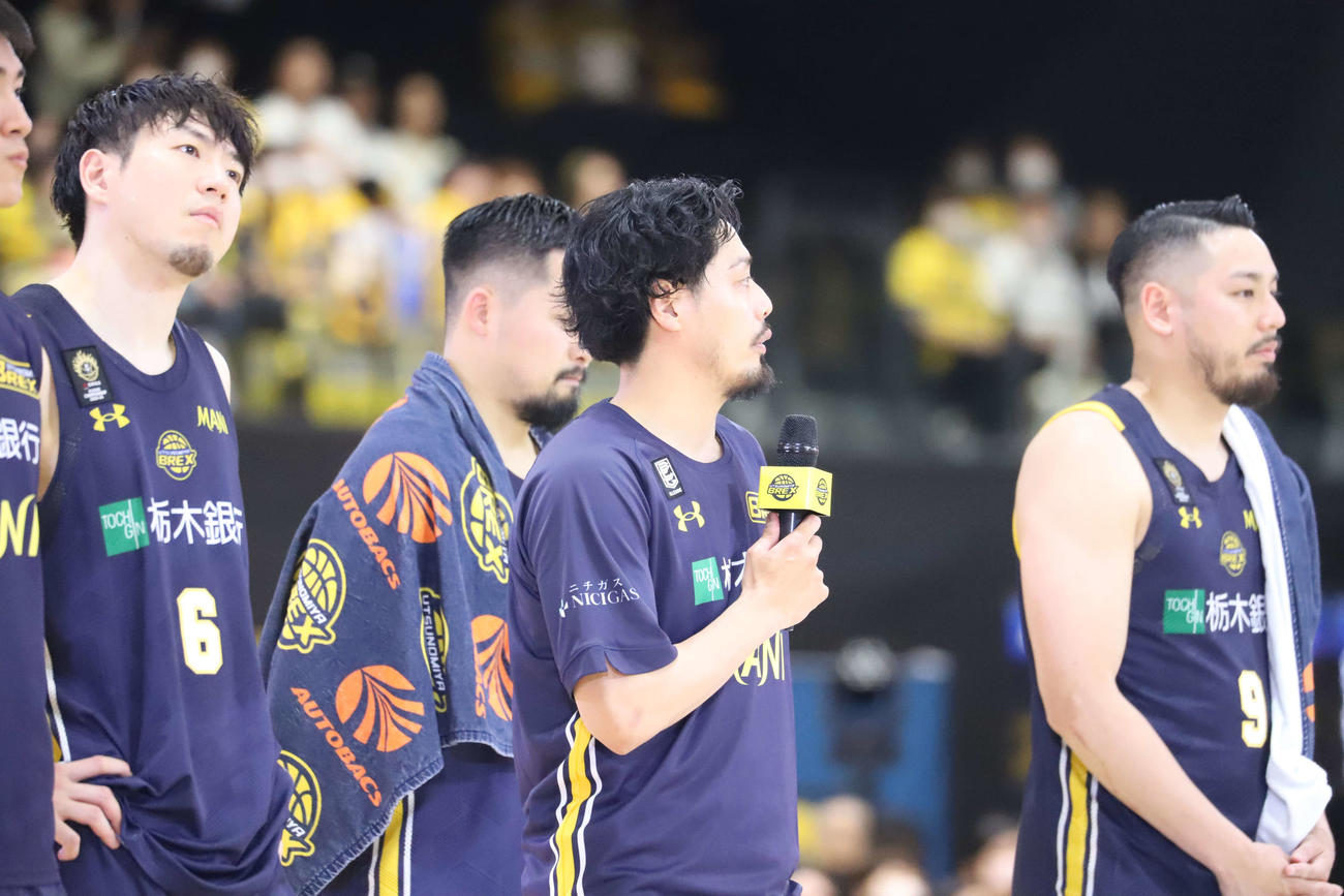 宇都宮対千葉J　シーズンを終え、悔しそうな表情を浮かべながらファンにあいさつする渡邉（中）ら宇都宮の選手たち）（撮影・沢田啓太郎）