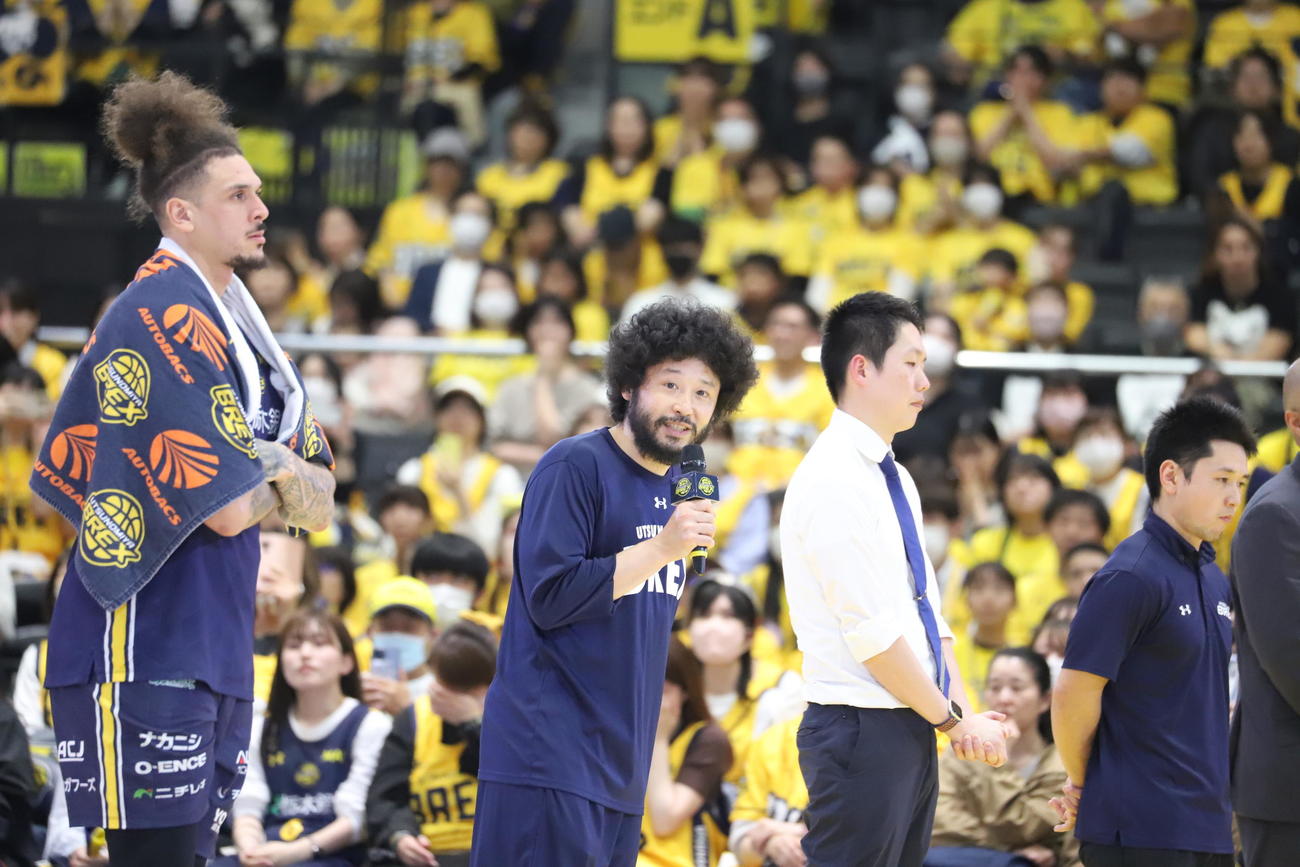 宇都宮対千葉J　シーズンを終えてファンにあいさつする宇都宮の田臥主将。目にはうっすら涙が（撮影・沢田啓太郎）