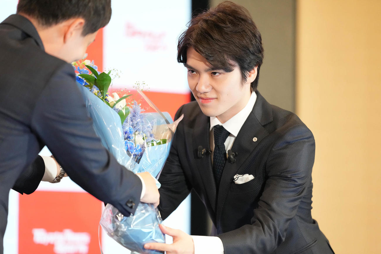 引退会見で花束を受け取る宇野（撮影・鈴木みどり）