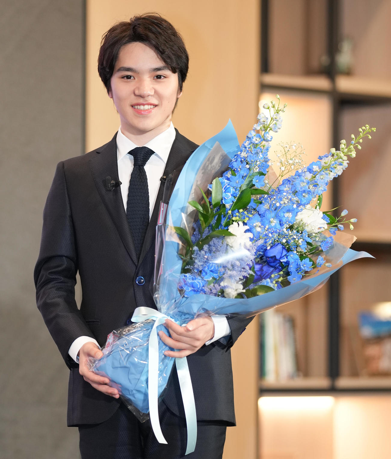 引退会見で花束を手に笑顔の宇野（撮影・鈴木みどり）