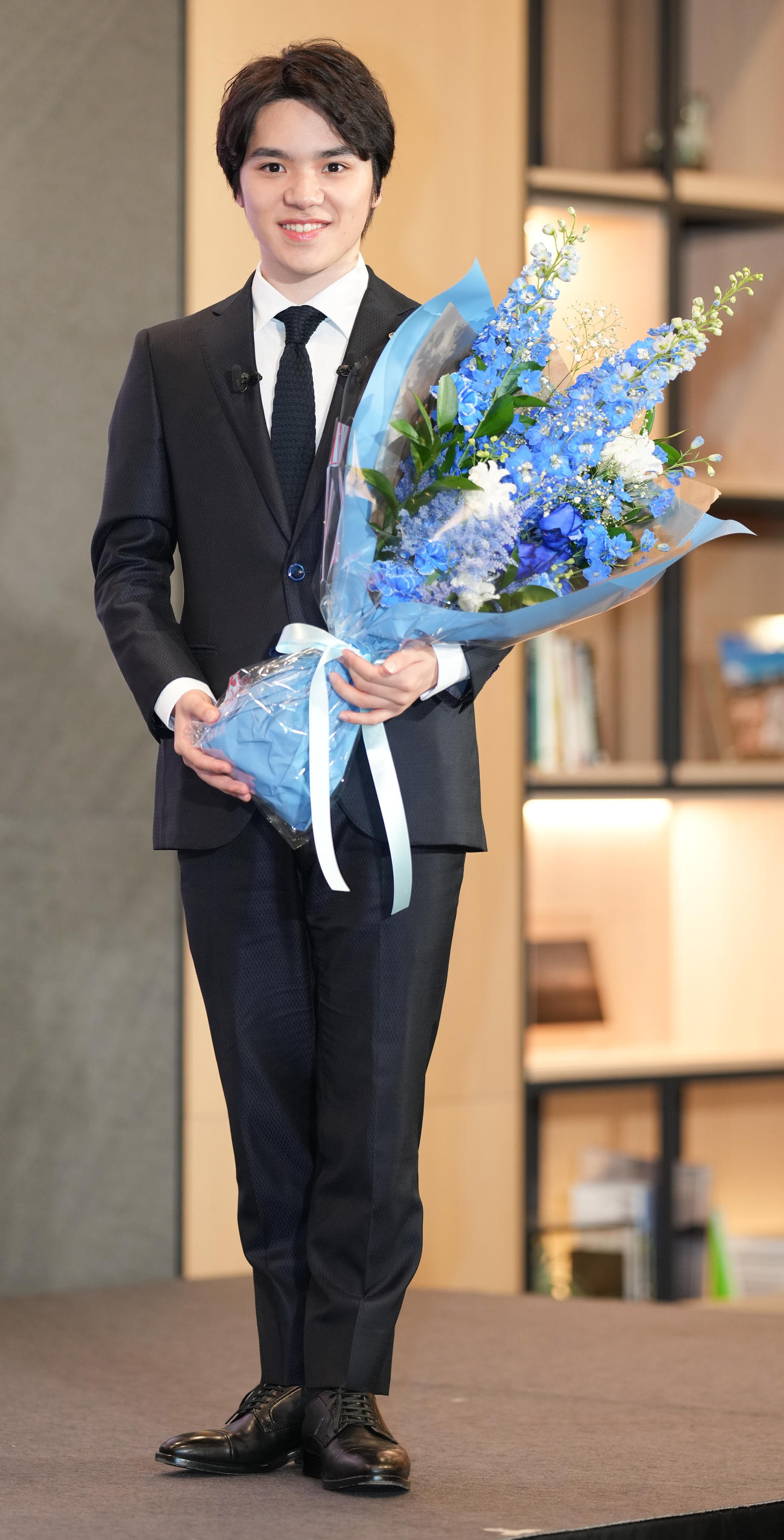 引退会見で花束を手に笑顔の宇野（撮影・鈴木みどり）