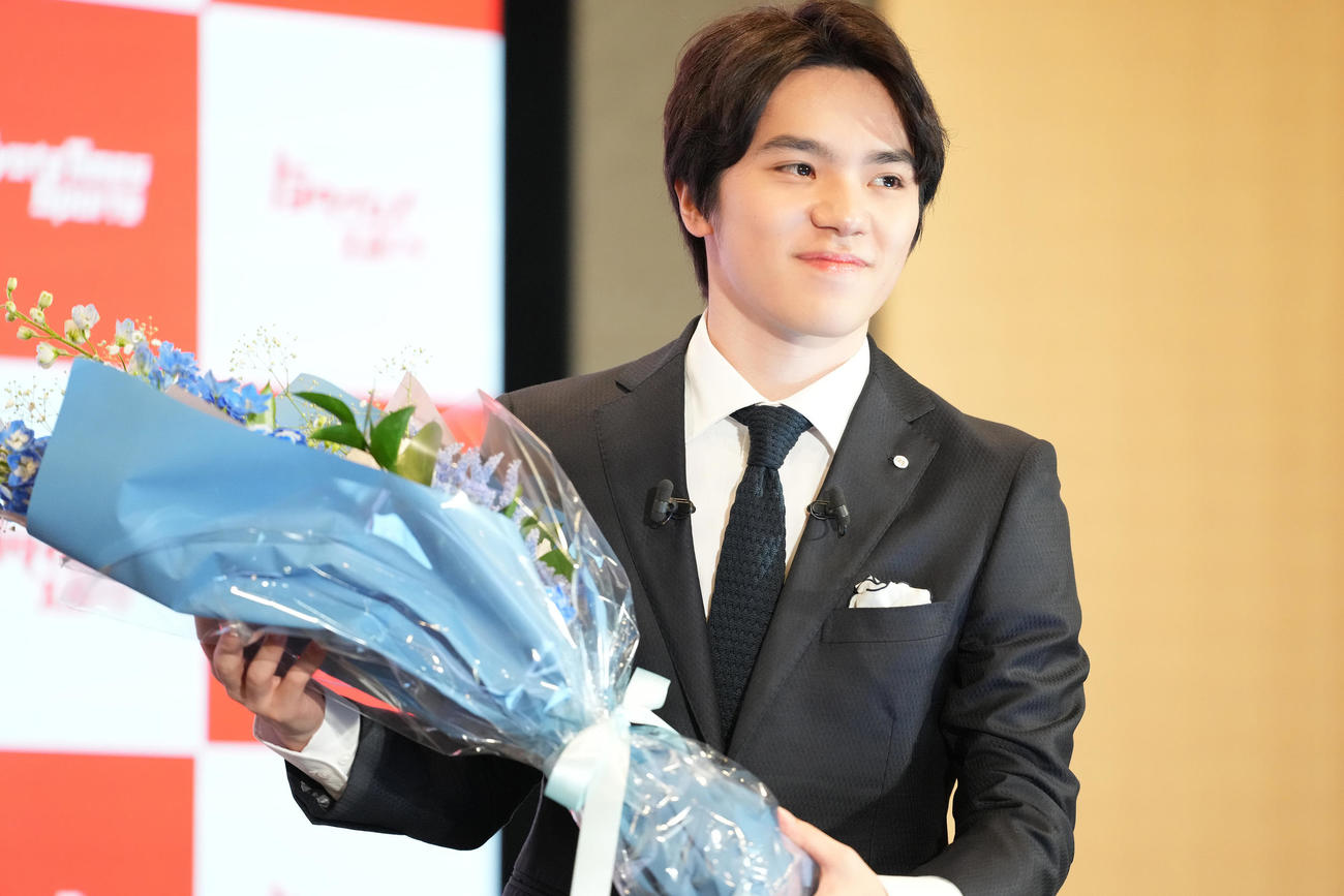 引退会見で花束を受け取り笑顔の宇野（撮影・鈴木みどり）
