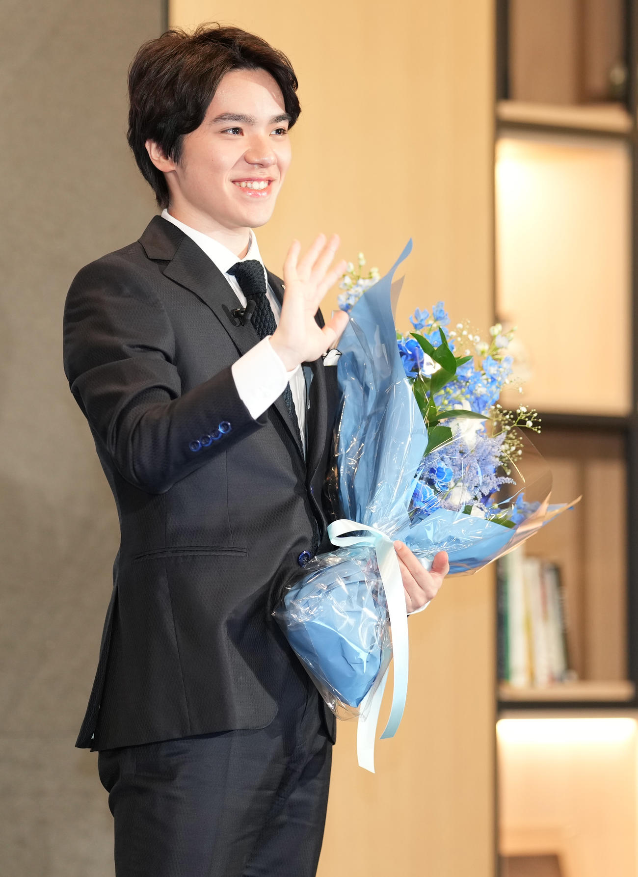 引退会見で手を振る宇野（撮影・鈴木みどり）