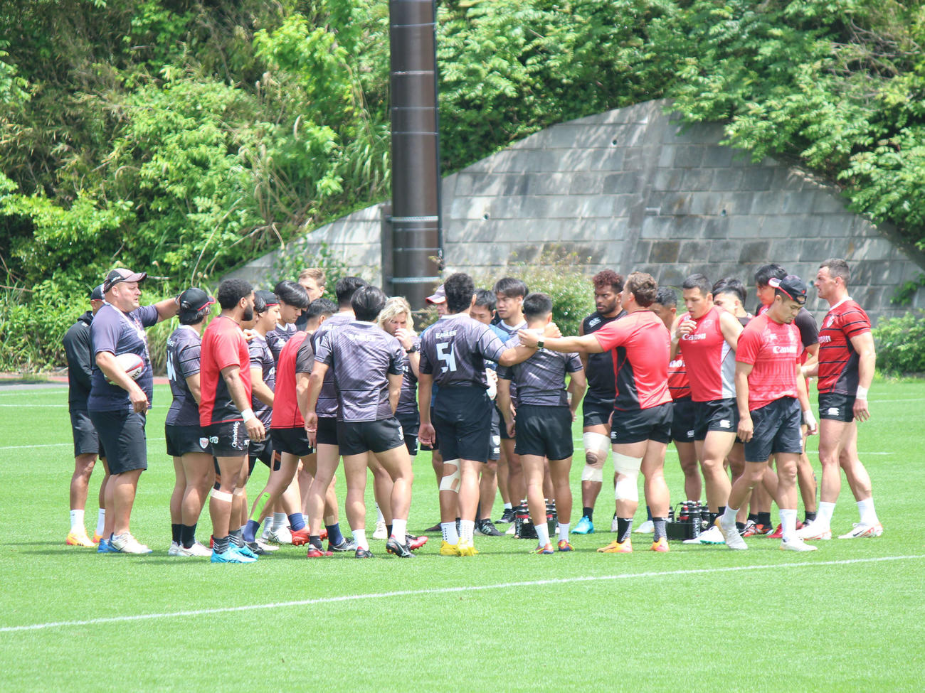 円陣を組む横浜キヤノンイーグルスのメンバー（撮影・勝部晃多）