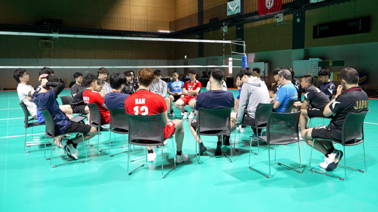 チームミーティングを行うバレーボール男子日本代表（C）JVA