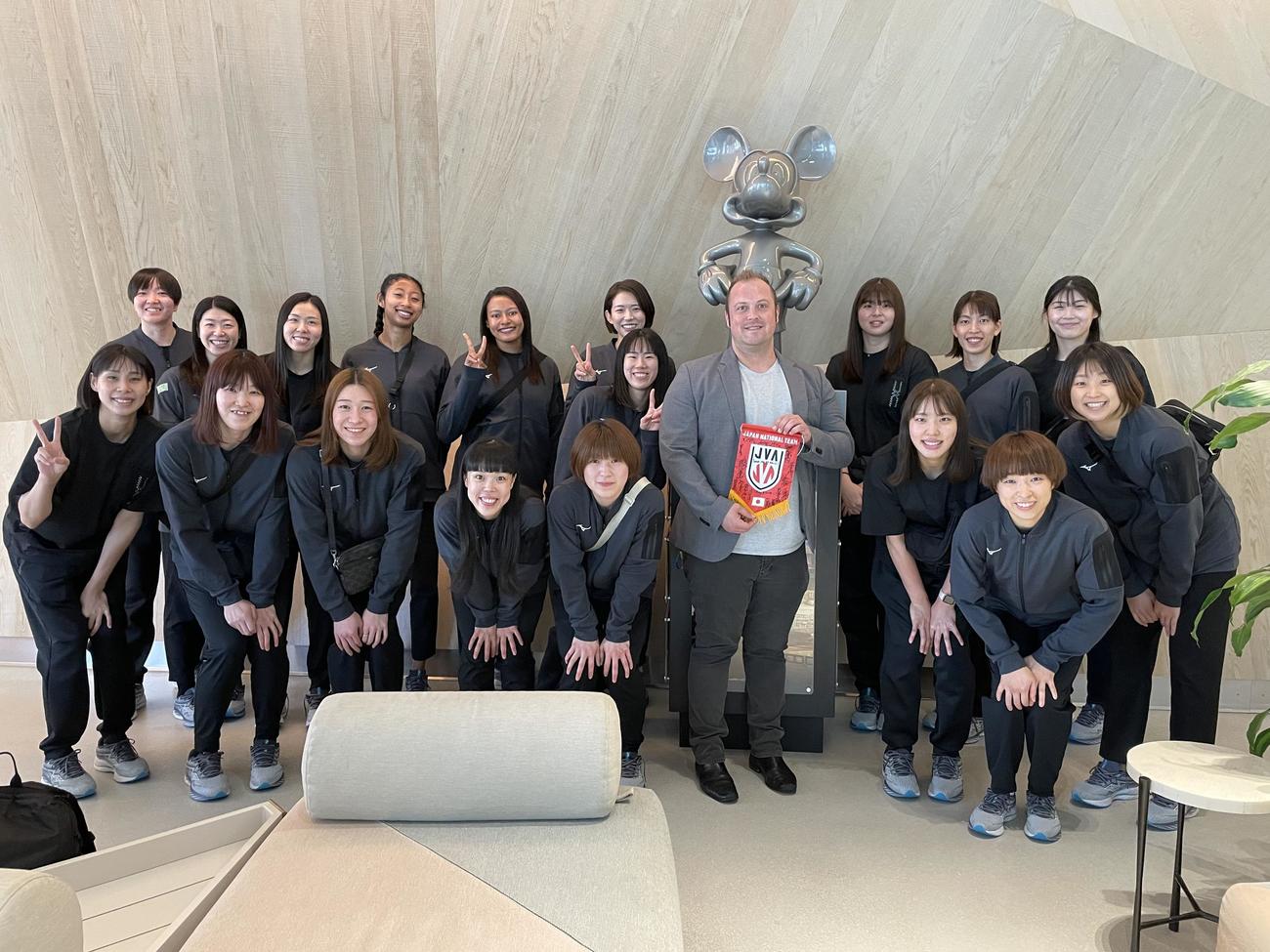 記念撮影するバレーボール女子日本代表（C）JVA