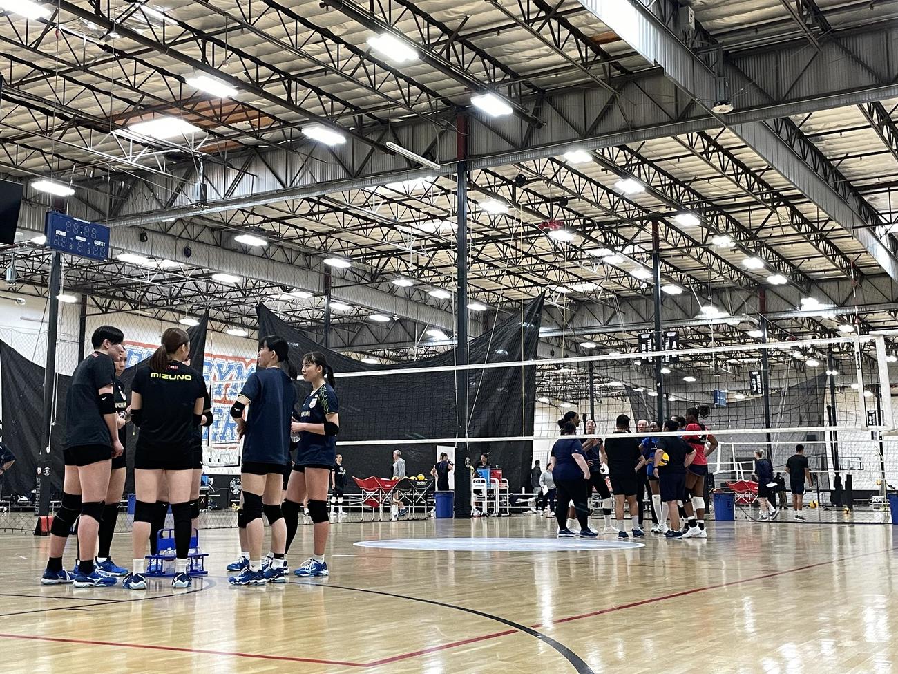 米国で練習を行うバレーボール女子日本代表（C）JVA