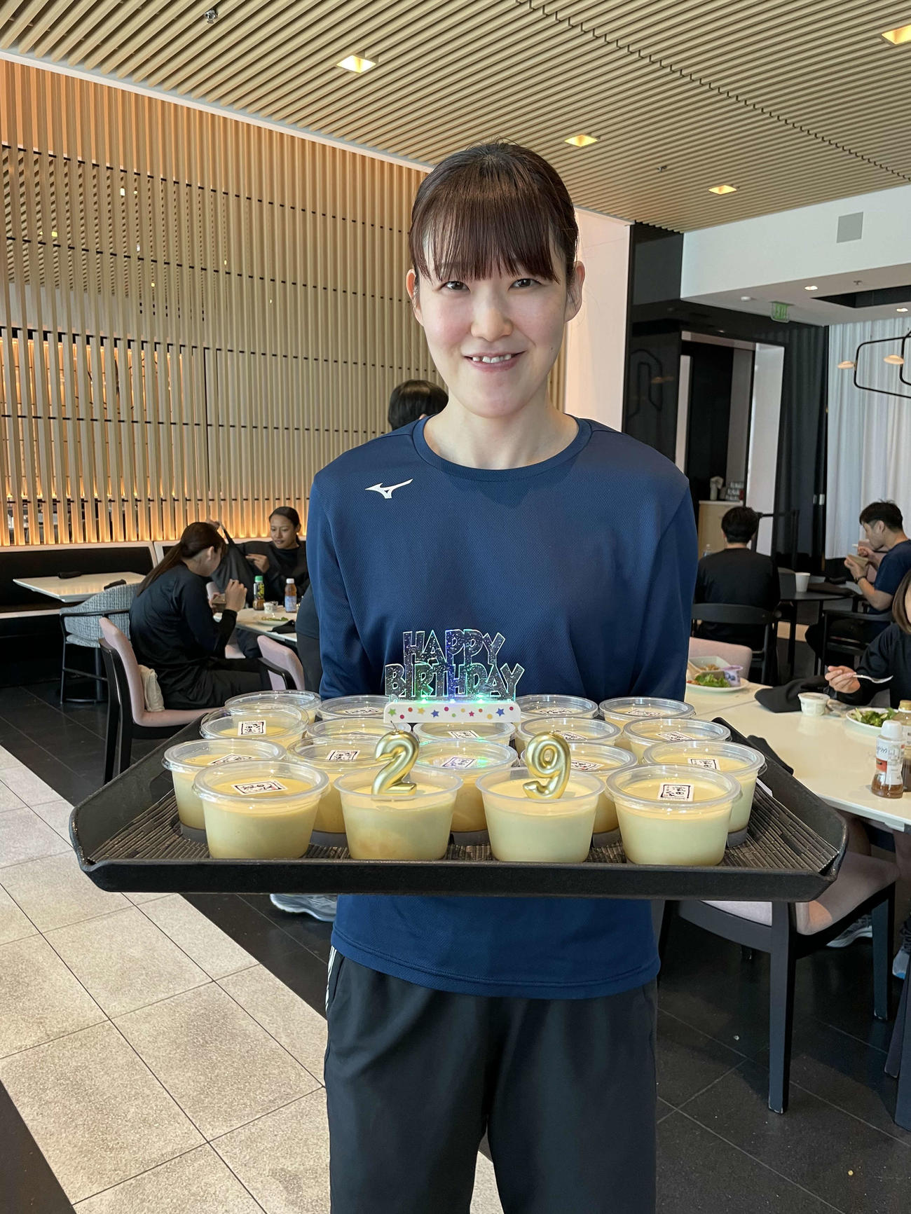 誕生日を祝われる井上愛里沙（C）JVA