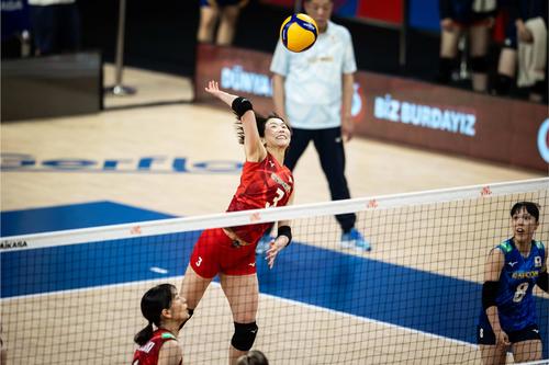 日本対ブルガリア スパイクを放つ古賀(C)FIVB