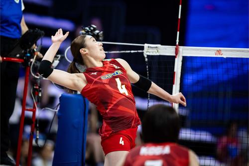 スパイクを打つ石川真佑(C)FIVB