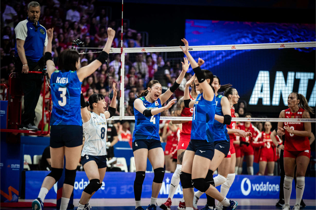 得点を喜ぶバレーボール女子日本代表（C）FIVB