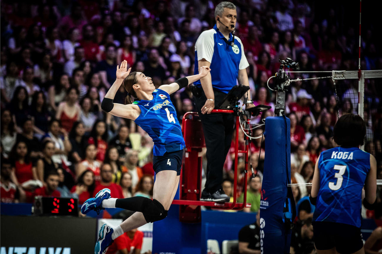 スパイクを打つバレーボール女子日本代表の石川真佑（C）FIVB
