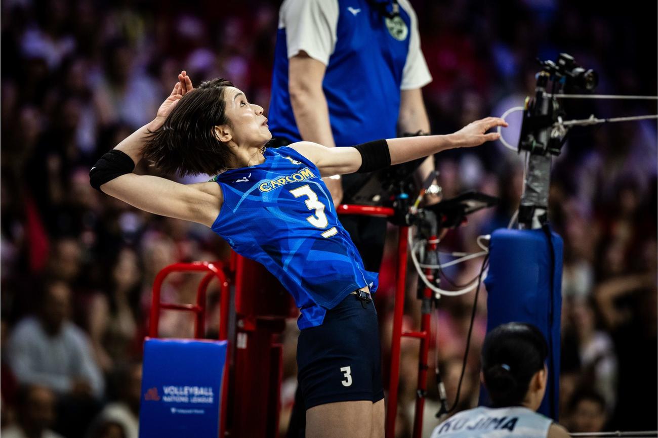 スパイクを打つ古賀紗理那（C）FIVB