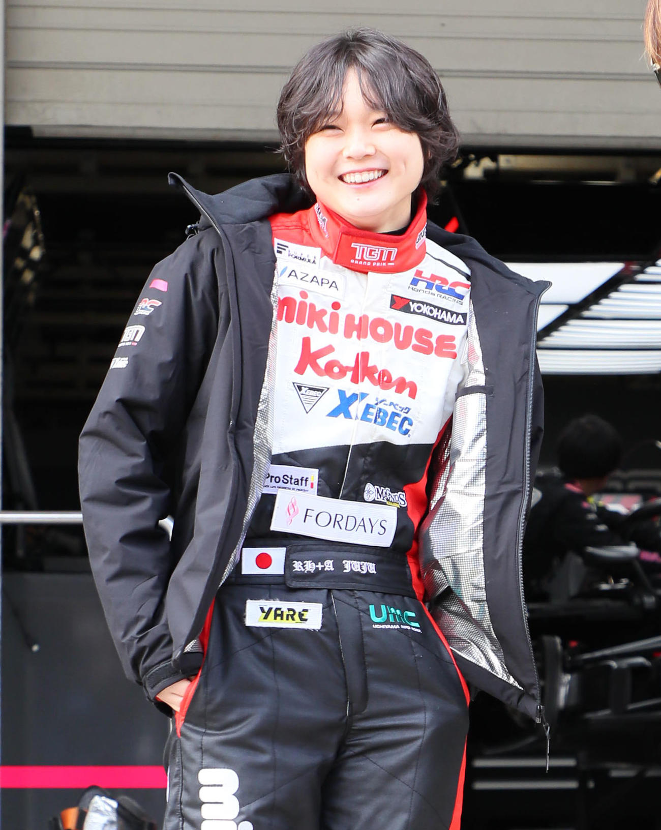 ピットウォークで笑顔を見せるJuJu（野田樹潤）（撮影・宮崎幸一）