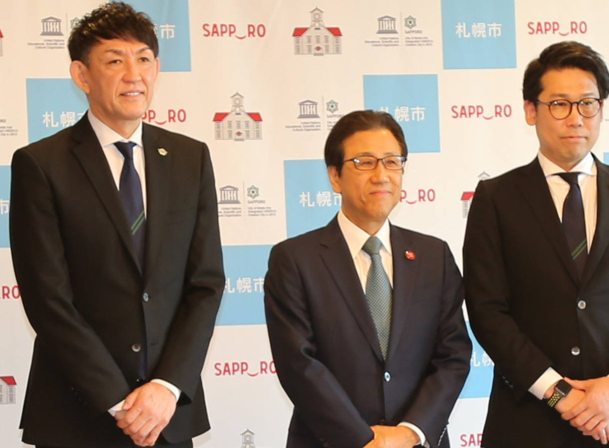 レバンガ北海道の折茂社長（左）と横田CEO（右）は、秋元札幌市長（中央）を表敬訪問し、笑顔を見せる（撮影・中島洋尚）