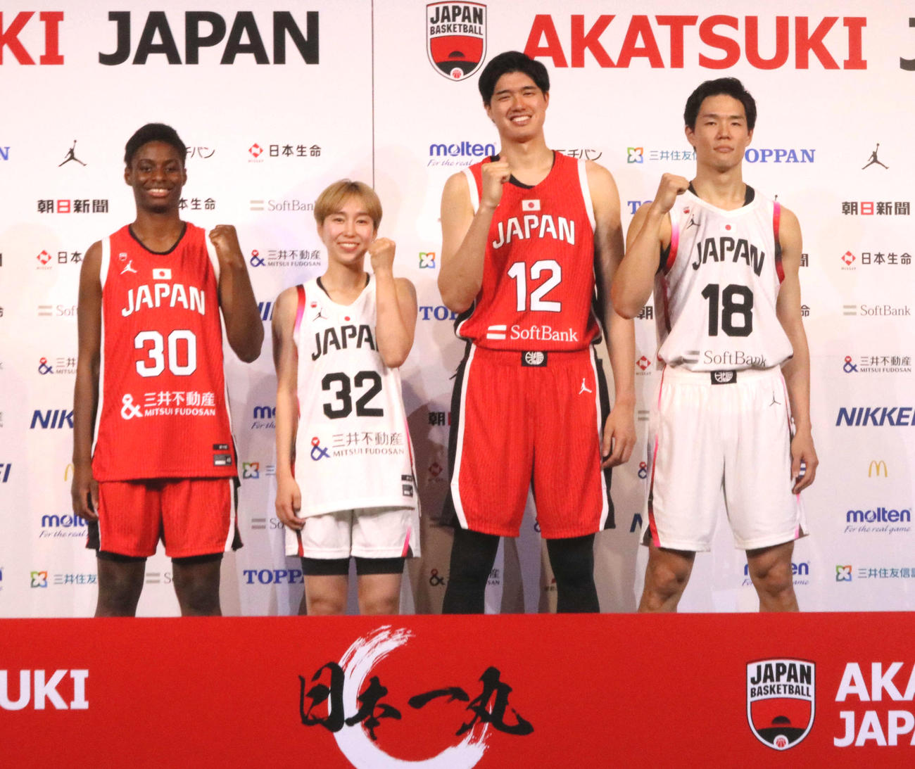 「アカツキジャパンバスケットボール日本代表新ユニホームデザインおよび『日本一丸』プロモーション発表会」に新ユニホーム姿で登場した、左から馬瓜、宮崎、渡辺、馬場（撮影・塚本光）