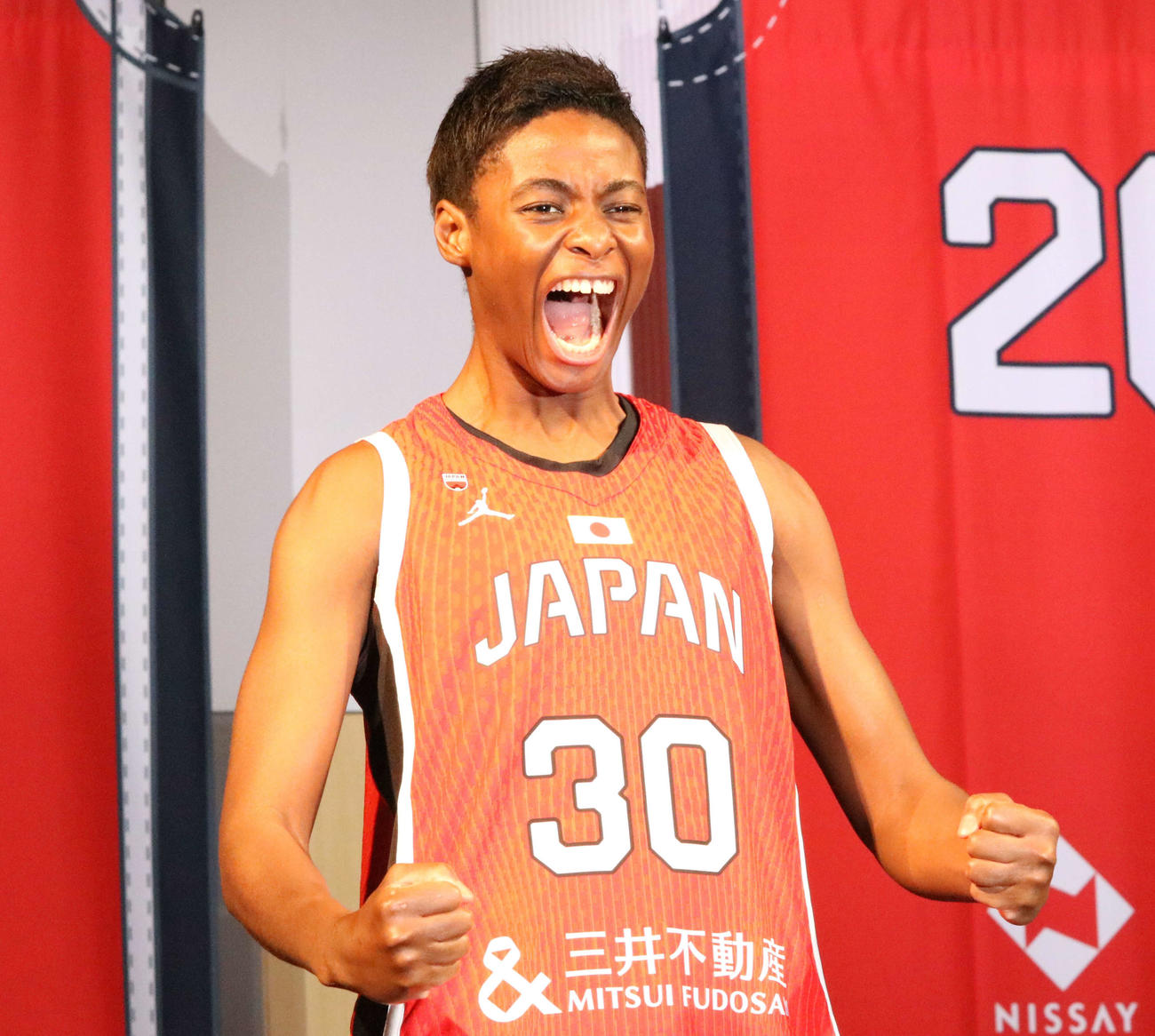 「アカツキジャパンバスケットボール日本代表新ユニホームデザインおよび『日本一丸』プロモーション発表会」に新ユニホーム姿で登場しランウェイでポーズをとる馬瓜（撮影・塚本光）
