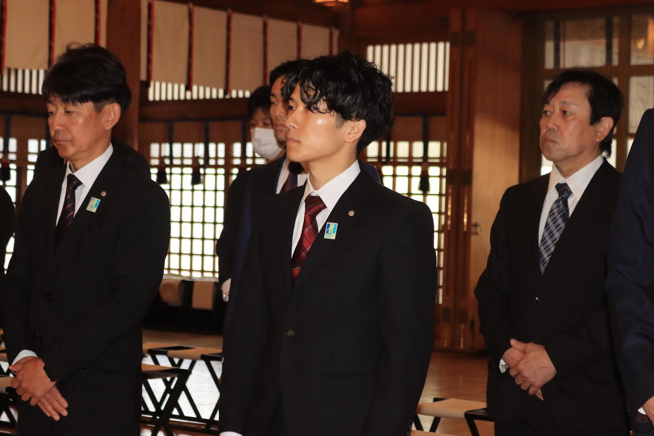必勝安全祈願を行う佐藤幸（撮影・保坂果那）