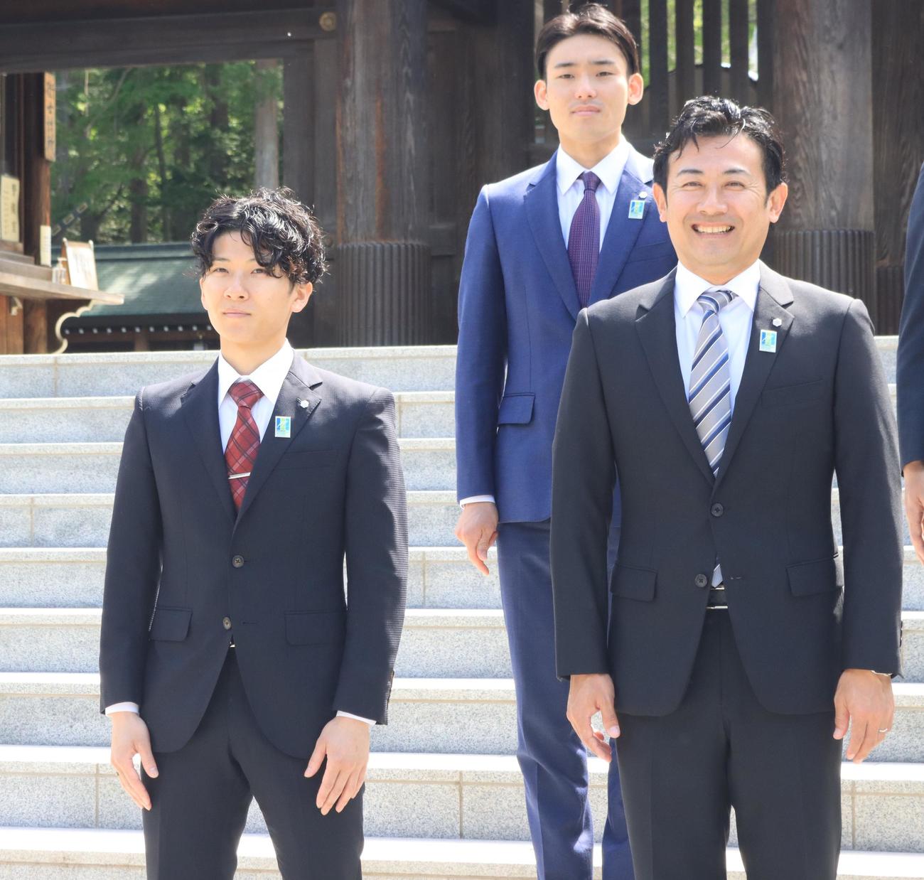 必勝安全祈願を行った佐藤幸（左）。右は坂野監督（撮影・保坂果那）