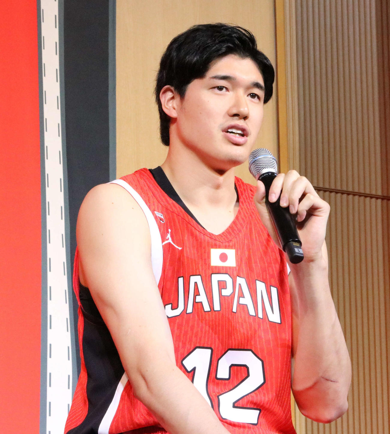 「アカツキジャパンバスケットボール日本代表新ユニホームデザインおよび『日本一丸』プロモーション発表会」で質疑応答に答える渡辺（撮影・塚本光）