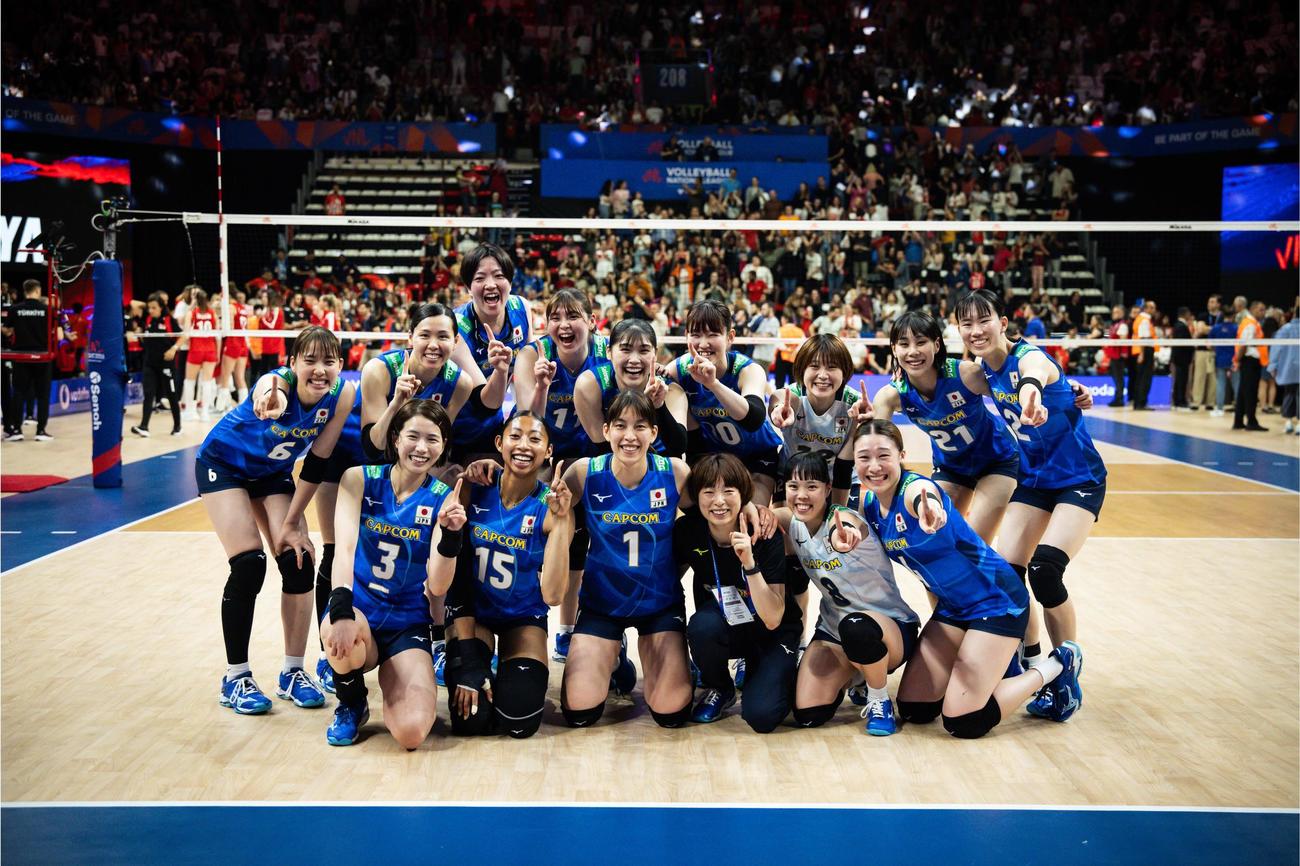試合後に集合写真に収まる女子日本代表選手（C）FIVB