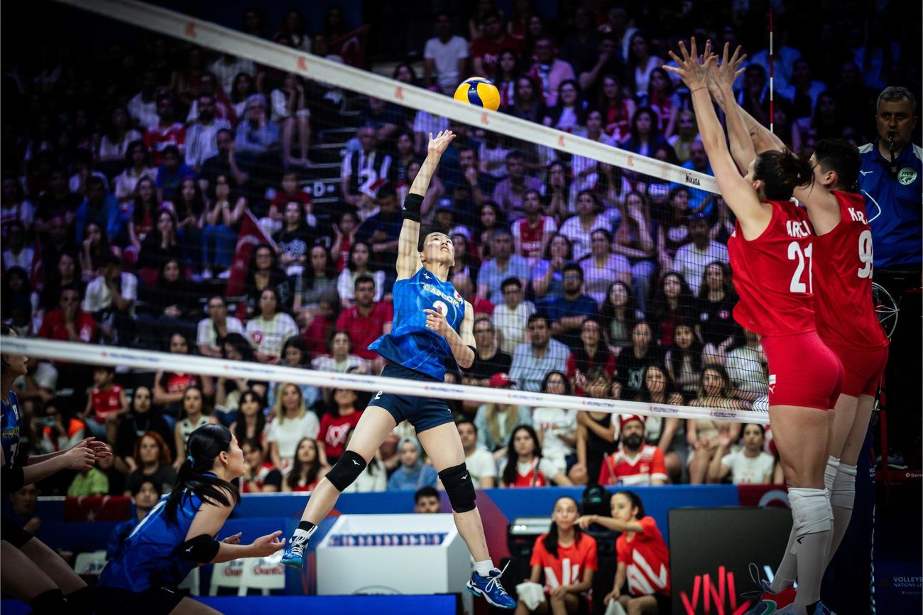 プレーする林琴奈（C）FIVB