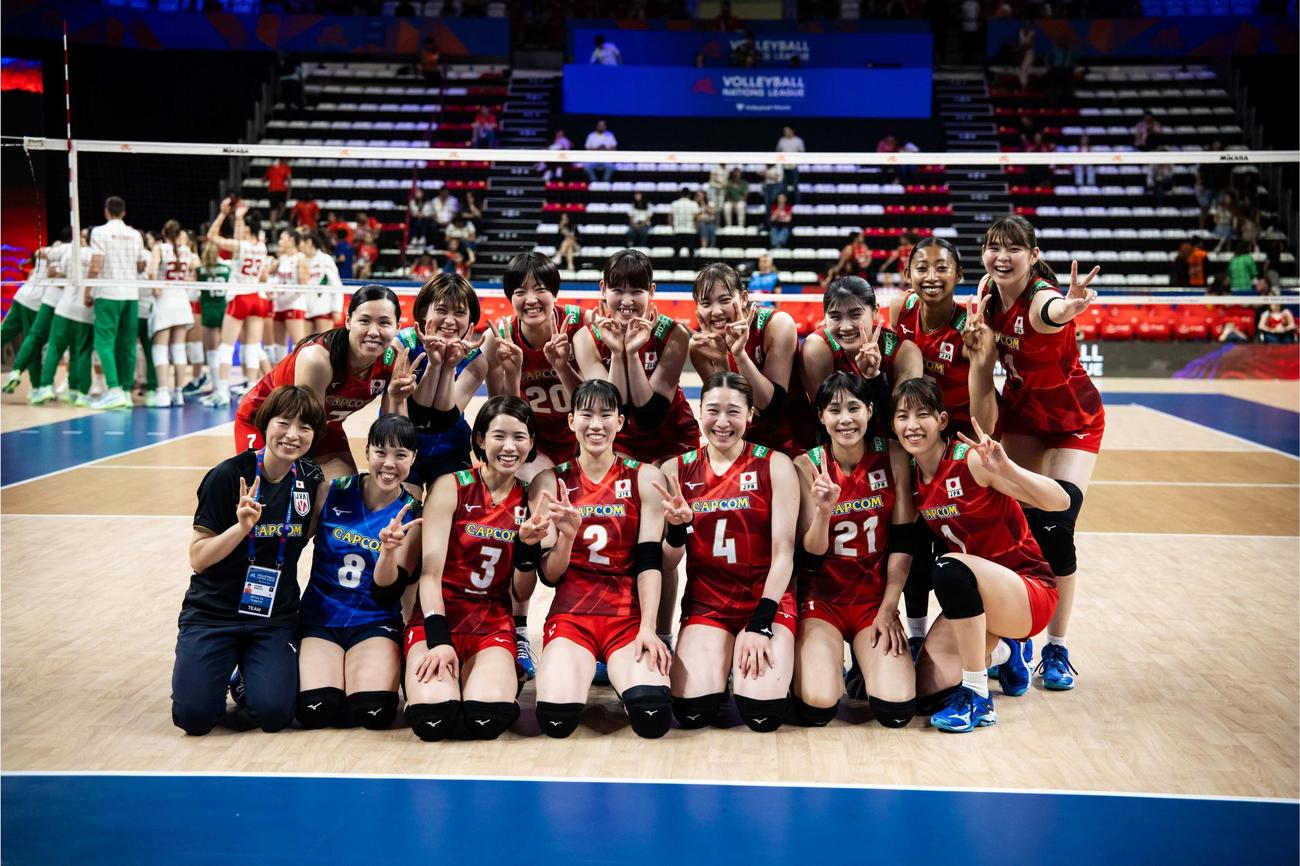 ブルガリアにストレート勝ちし、集合写真に納まる日本代表の選手たち（C）FIVB