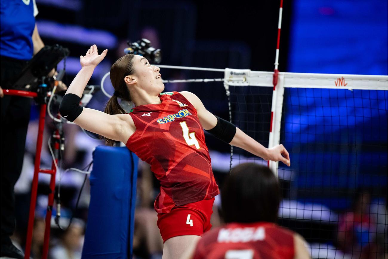 スパイクを打つ石川真佑（C）FIVB