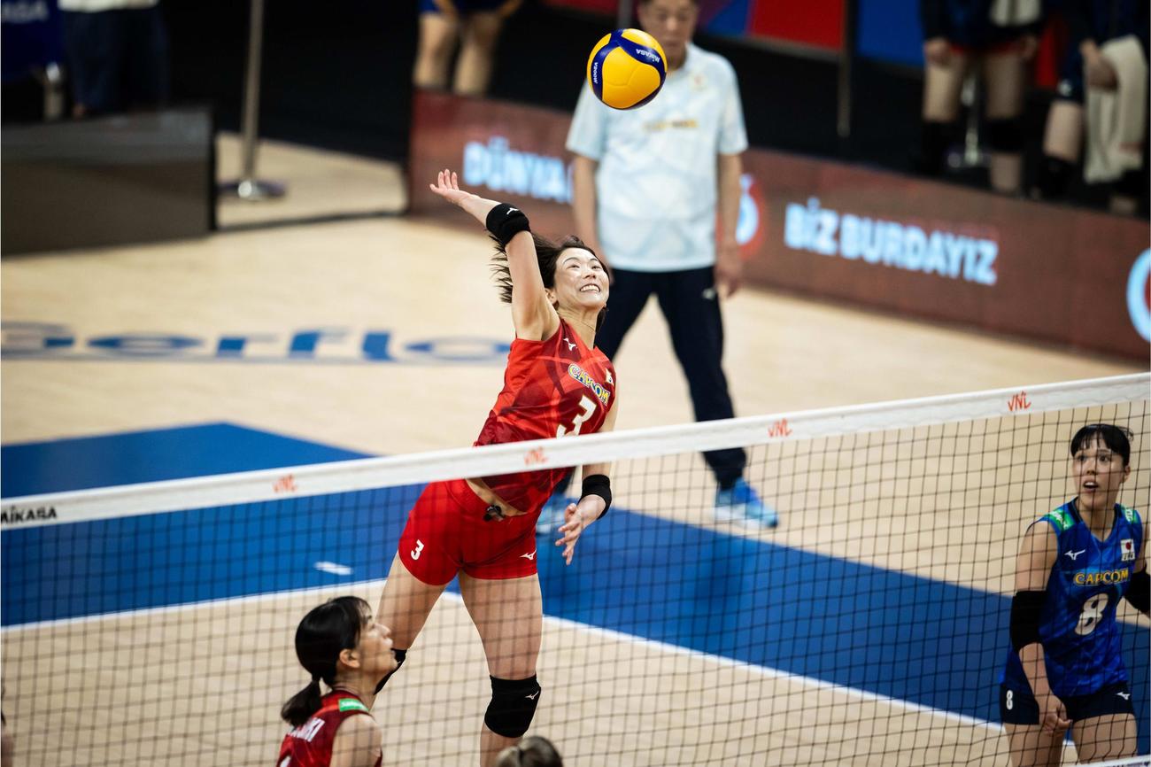 日本対ブルガリア　スパイクを放つ古賀（C）FIVB