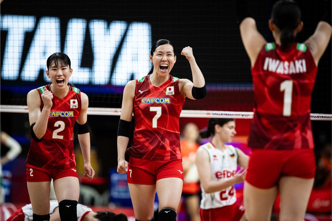 日本対ブルガリア　ガッツポーズで喜ぶ林（左）と渡辺（C）FIVB