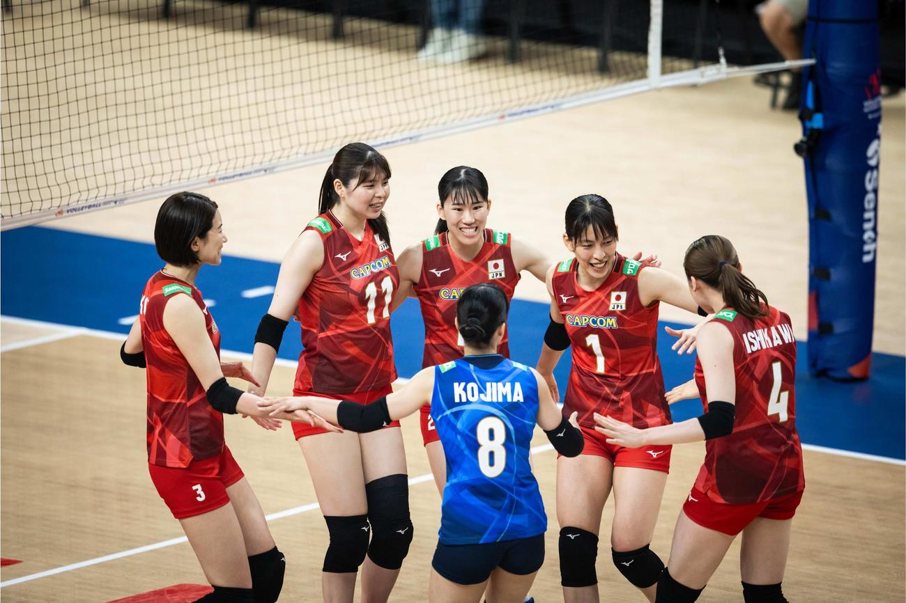 日本対ブルガリア　コート内に集まり喜び合う選手たち。左から古賀、山田、林、岩崎、石川。手前は小島（C）FIVB