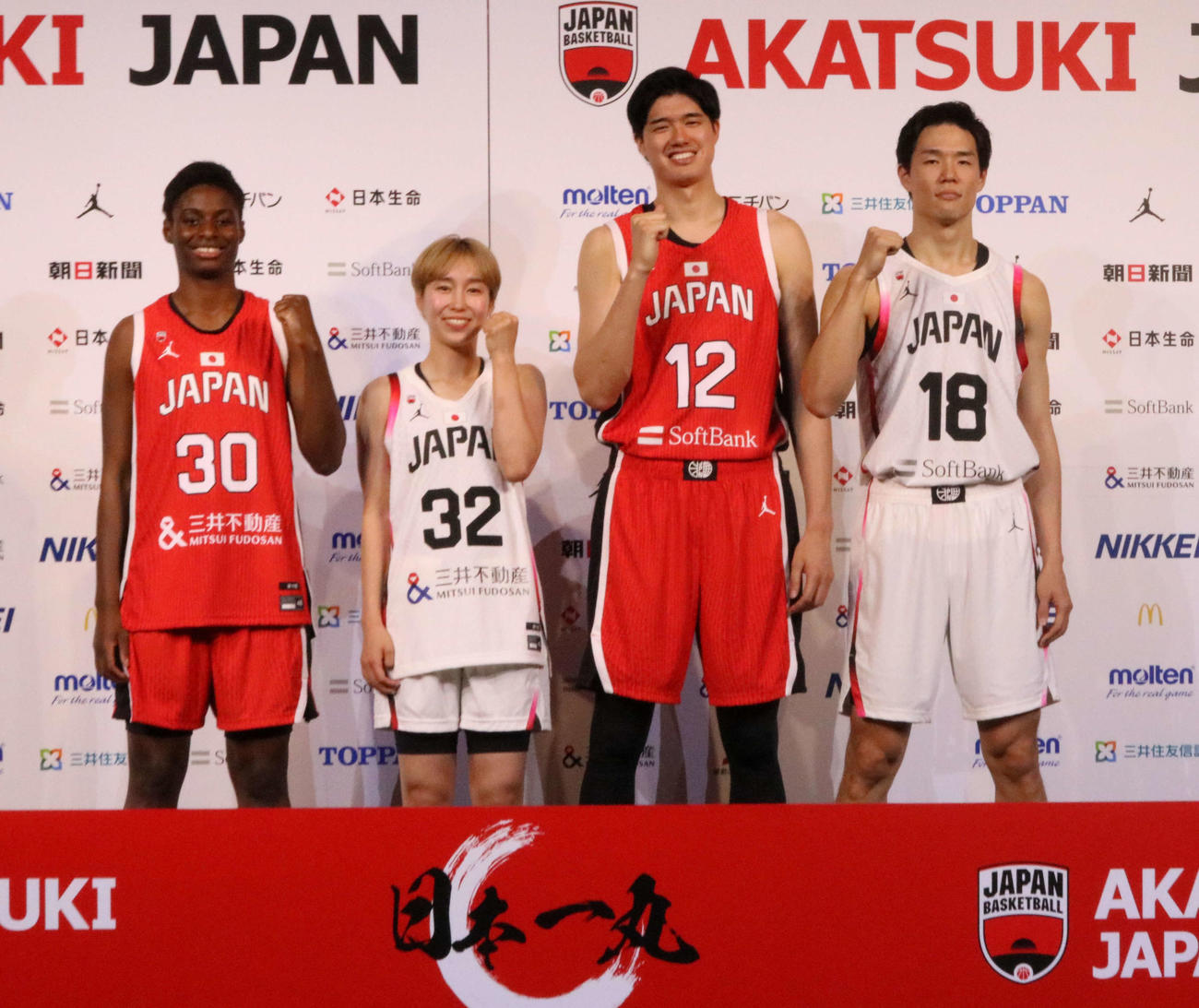 「アカツキジャパンバスケットボール日本代表新ユニホームデザインおよび『日本一丸』プロモーション発表会」に新ユニホーム姿で登場した、左から馬瓜、宮崎、渡辺、馬場（撮影・塚本光）