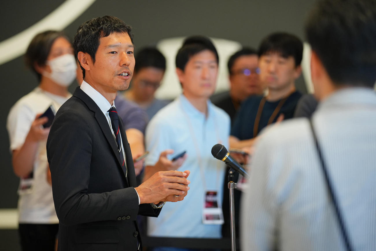 橋本大輝の怪我の状況について話す水鳥強化本部長（撮影・垰建太）