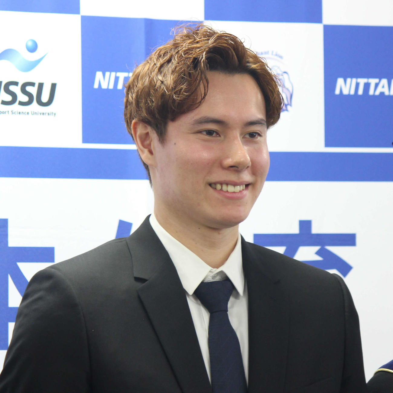 笑顔で写真に納まる高橋藍（撮影・勝部晃多）