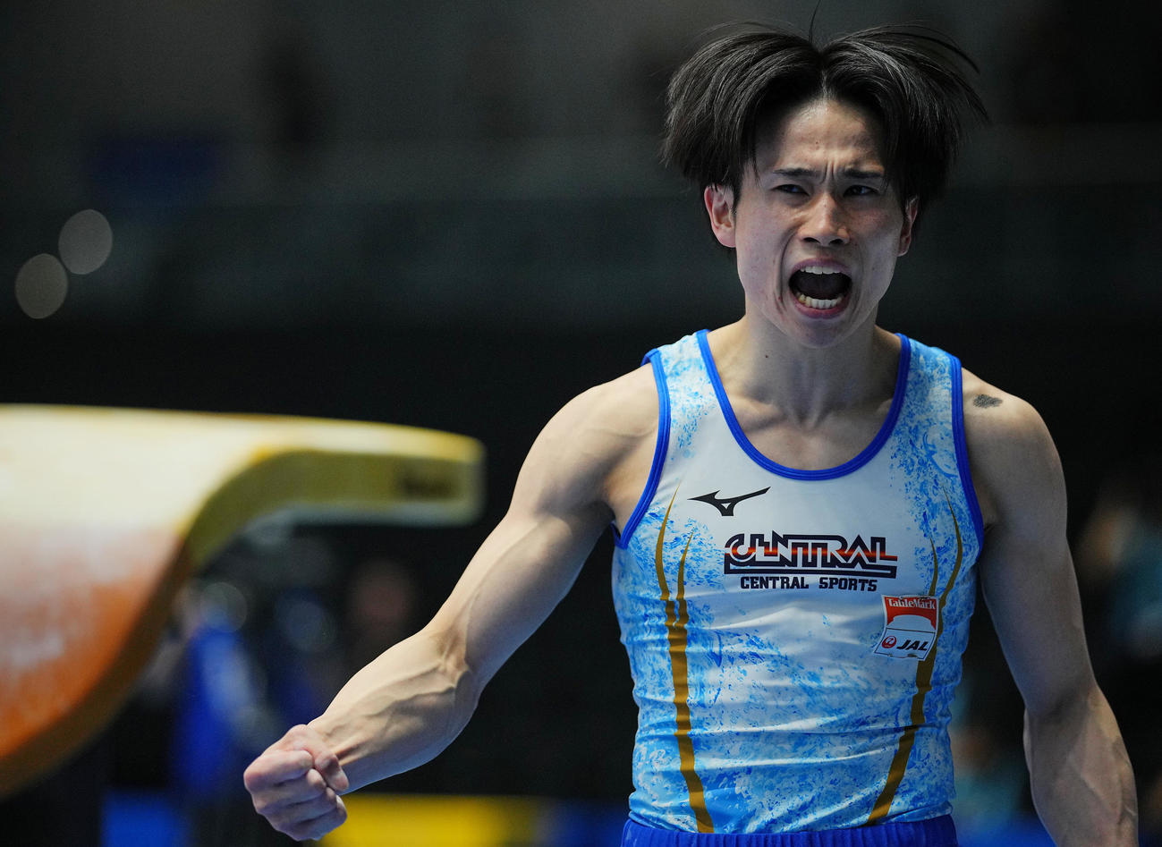 男子個人総合1日目、跳馬を終えガッツポーズする萱（撮影・垰建太）