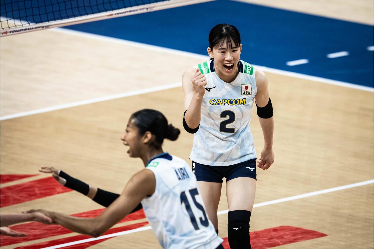 ガッツポーズをする林琴奈（右）（C）FIVB