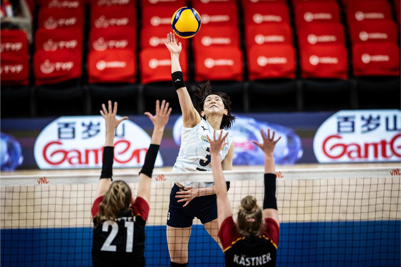 スパイクを打つ古賀紗理那（C）FIVB