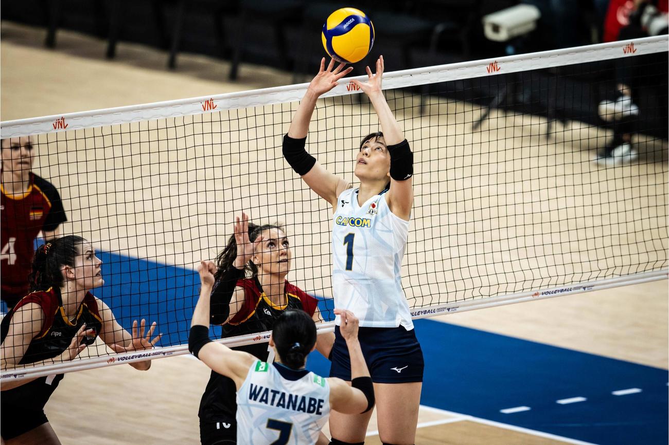 日本対ドイツ　トスを上げる岩崎（C）FIVB