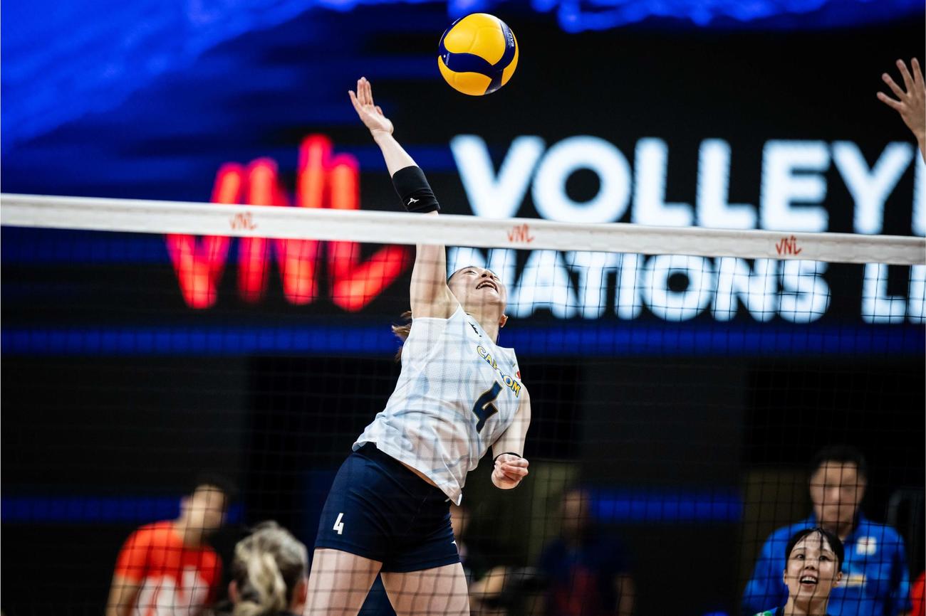 スパイクを打つ石川真佑（C）FIVB