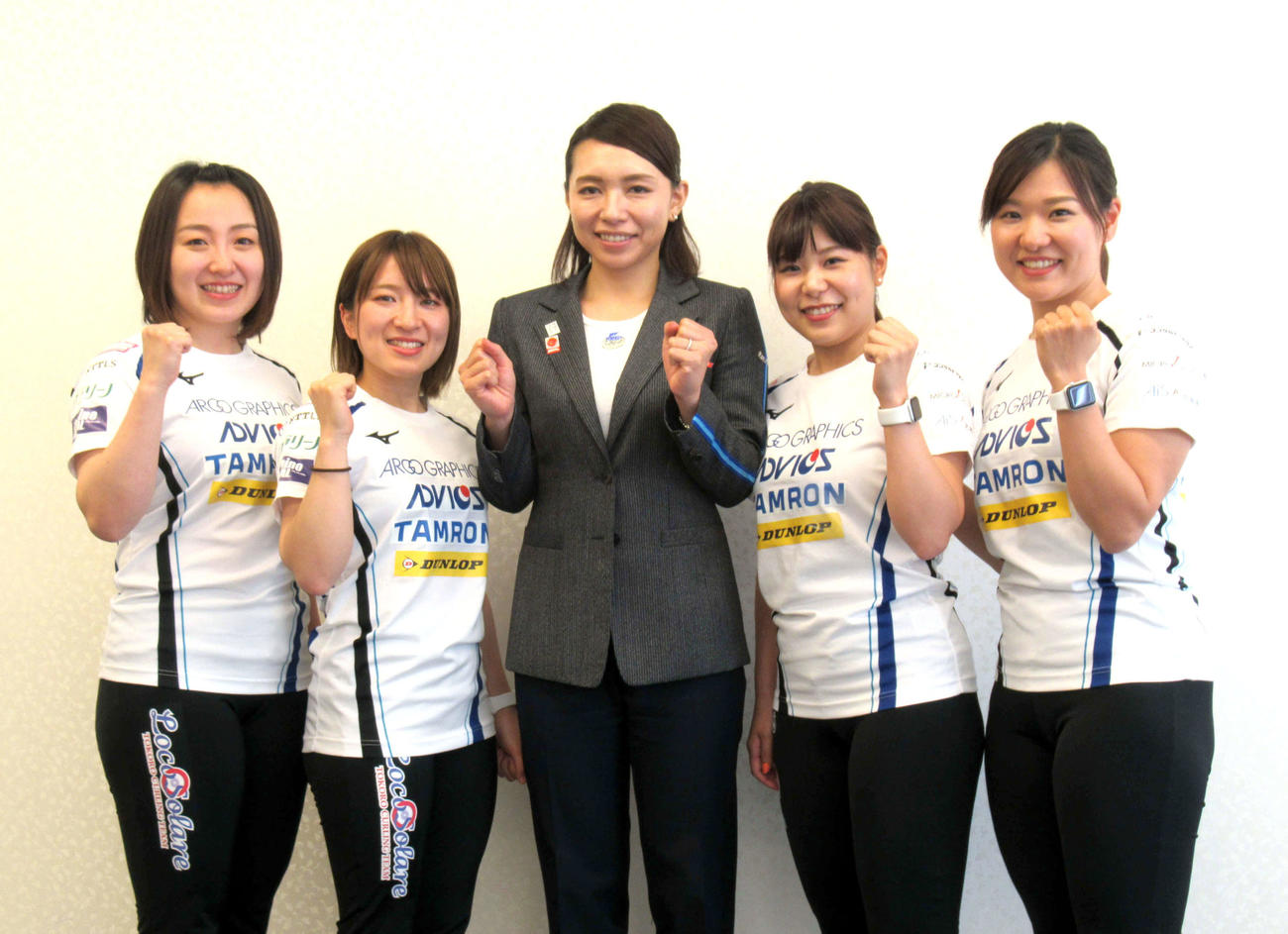 2019年5月、シーズンを戦い終えて写真に納まるロコ・ソラーレの、左からスキップ藤沢五月、セカンド鈴木夕湖、リザーブ本橋麻里、リード吉田夕梨花、サード吉田知那美