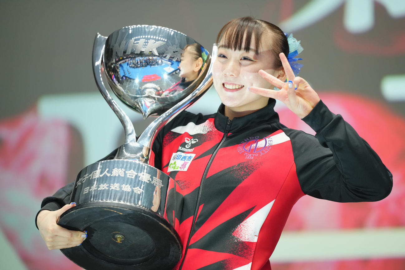 NHK杯で優勝し3連覇の宮田はトロフィーを手に笑顔を見せる（撮影・垰建太）