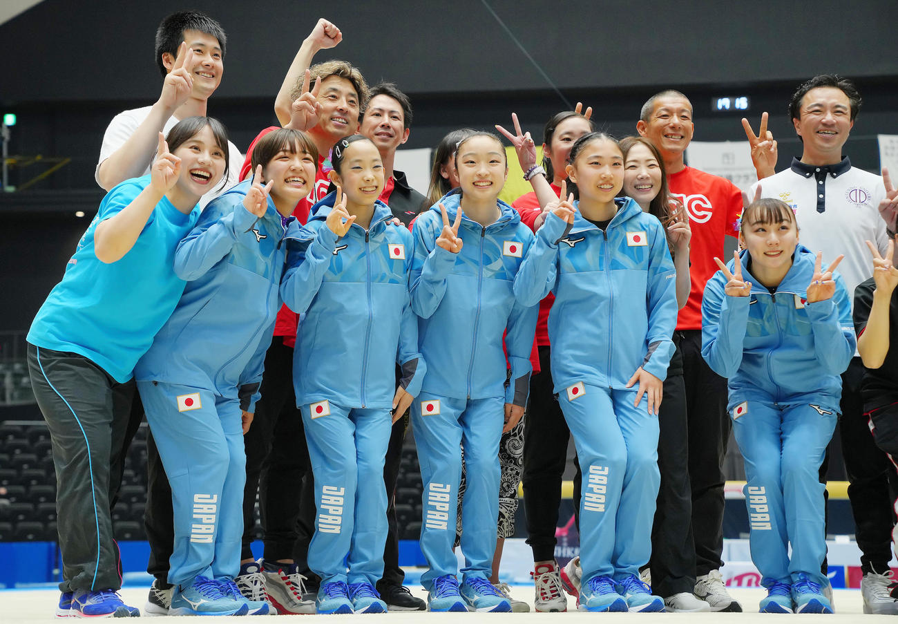 パリ五輪日本代表に選ばれ村上茉愛（前列左）ら関係者と笑顔で写真に納まる、前列右から宮田、岸、岡村、中村、牛奥（撮影・垰建太）