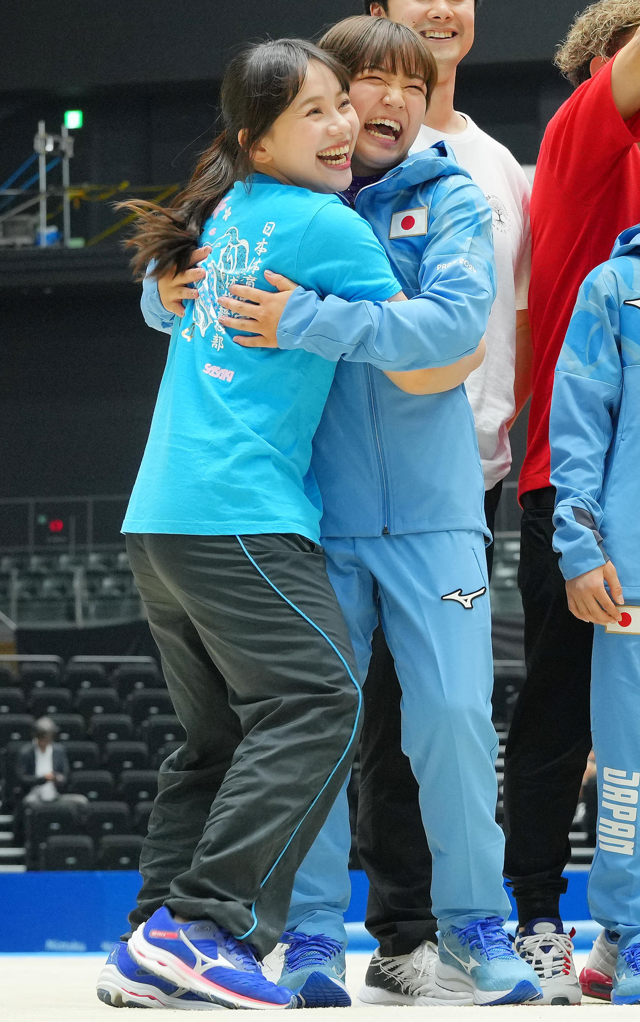 パリ五輪日本代表に選ばれたる牛奥（右）は村上さんの祝福に笑顔を見せる（撮影・垰建太）