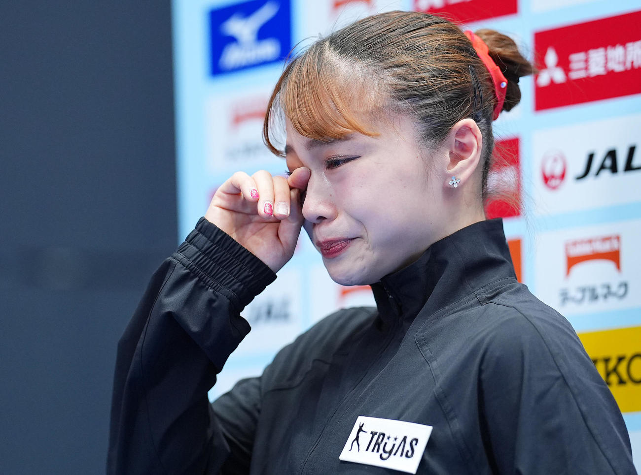 パリ五輪の日本代表に選ばれなかった杉原は涙を見せる（撮影・垰建太）