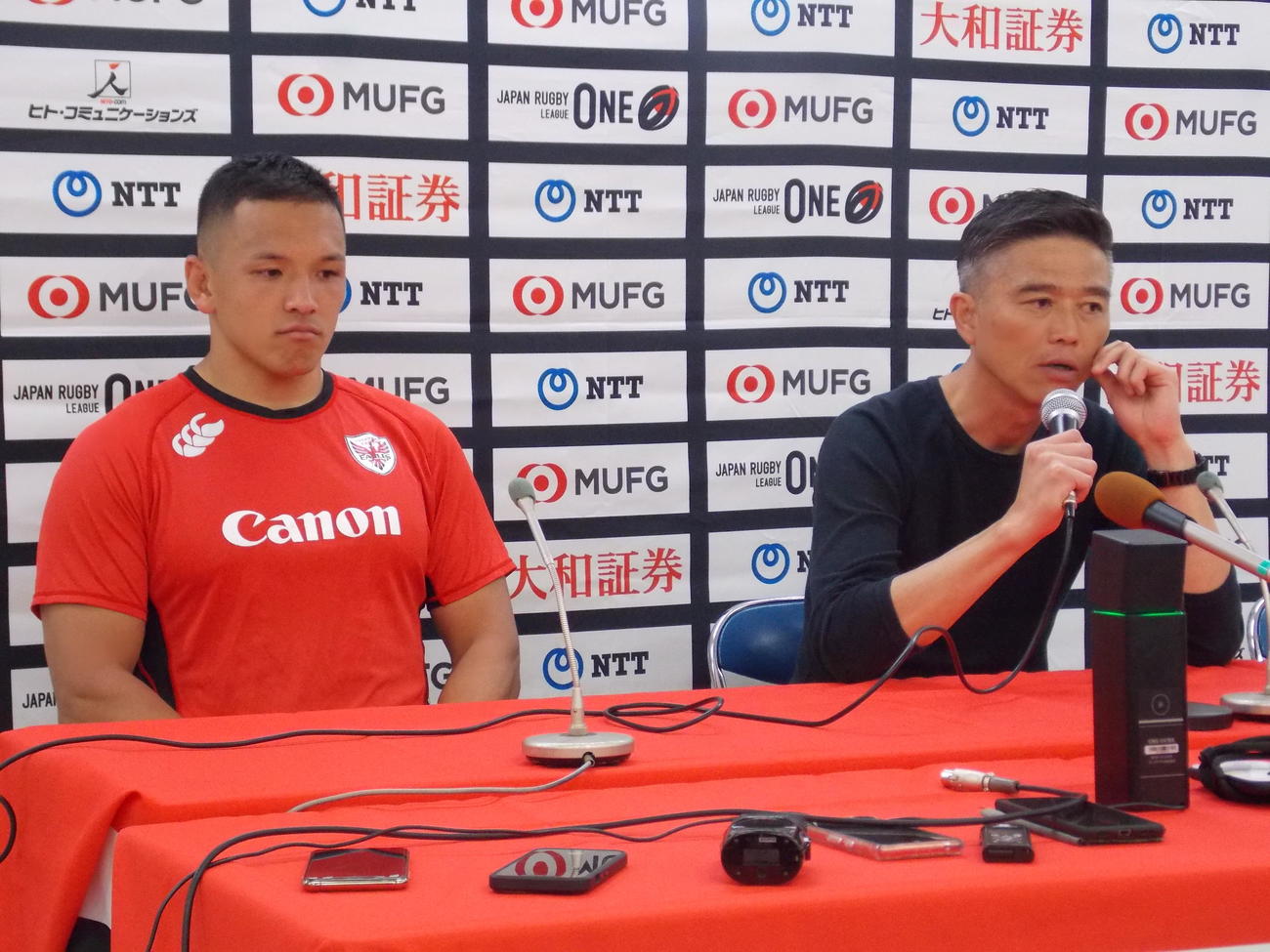 準決勝で埼玉に敗れ、思いを語る横浜の沢木敬介監督（右）と梶村祐介主将（撮影・松本航）
