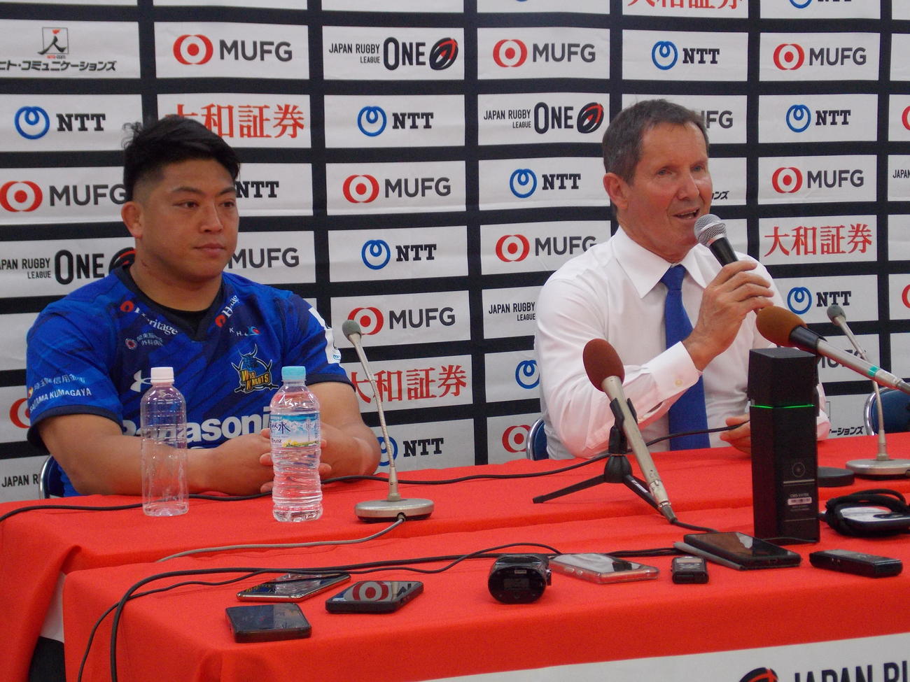 準決勝で横浜に勝利し、思いを語る埼玉のロビー・ディーンズ監督（右）と坂手淳史主将（撮影・松本航）