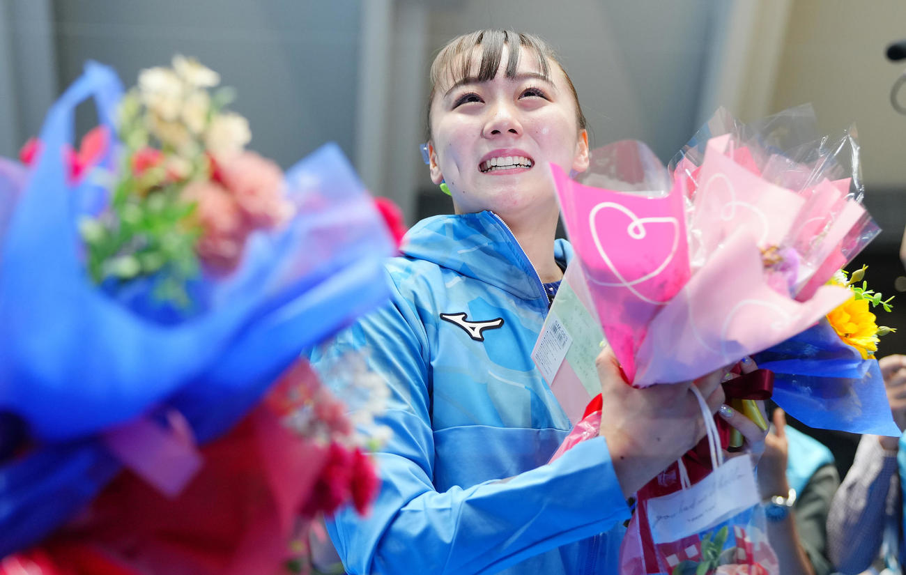 NHK杯で優勝し3連覇の宮田は祝福の花束を手に涙を浮かべる（撮影・垰建太）