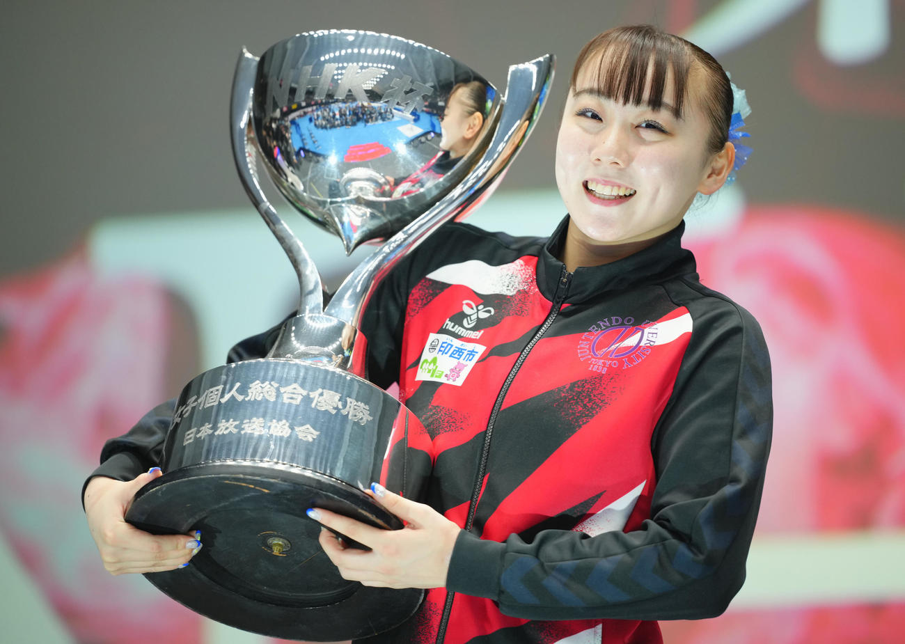 NHK杯で優勝し3連覇の宮田はトロフィーを手に笑顔を見せる（撮影・垰建太）