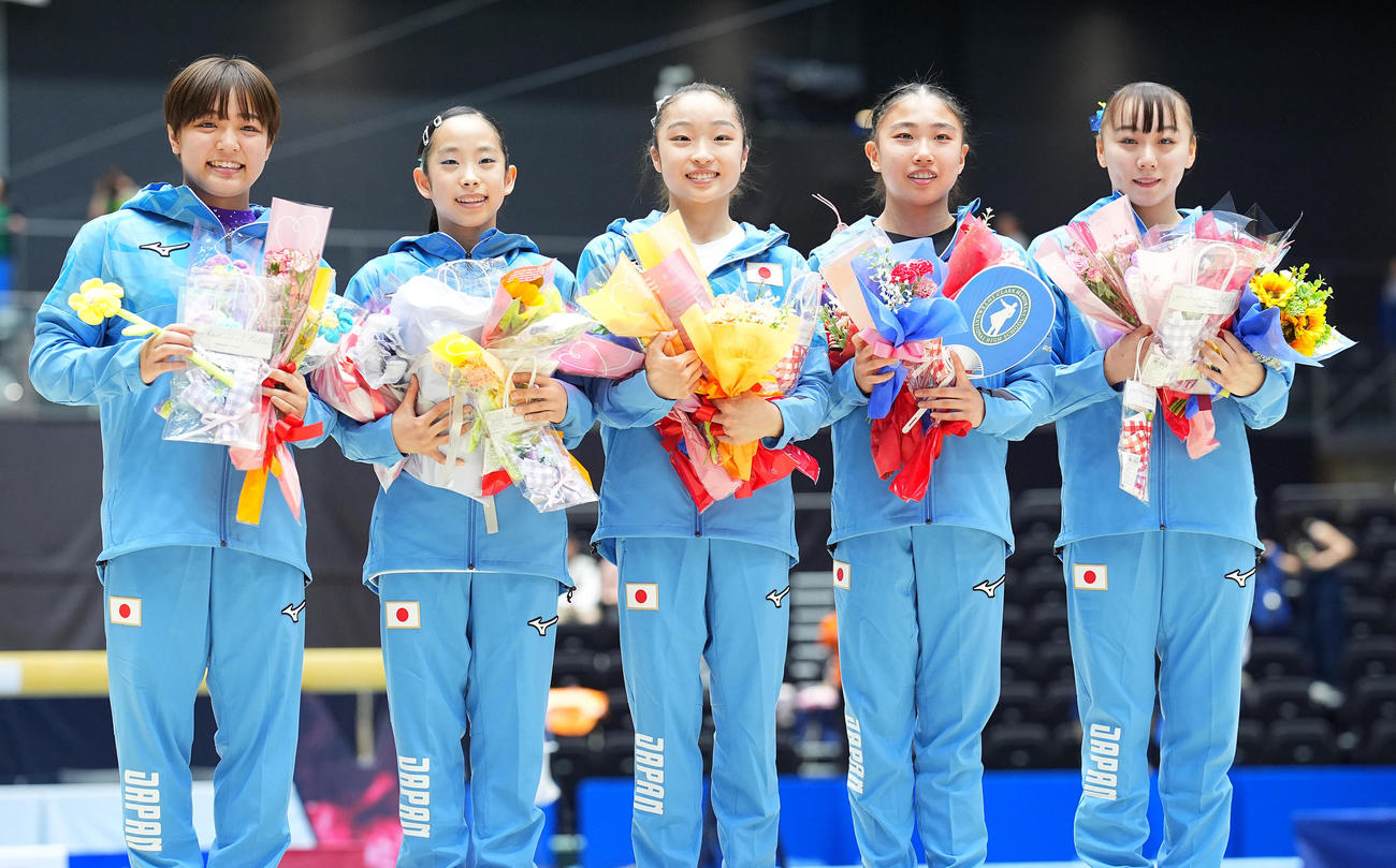パリ五輪女子日本代表に選ばれ笑顔で写真に納まる、左から牛奥、中村、岡村、岸、宮田（撮影・垰建太）